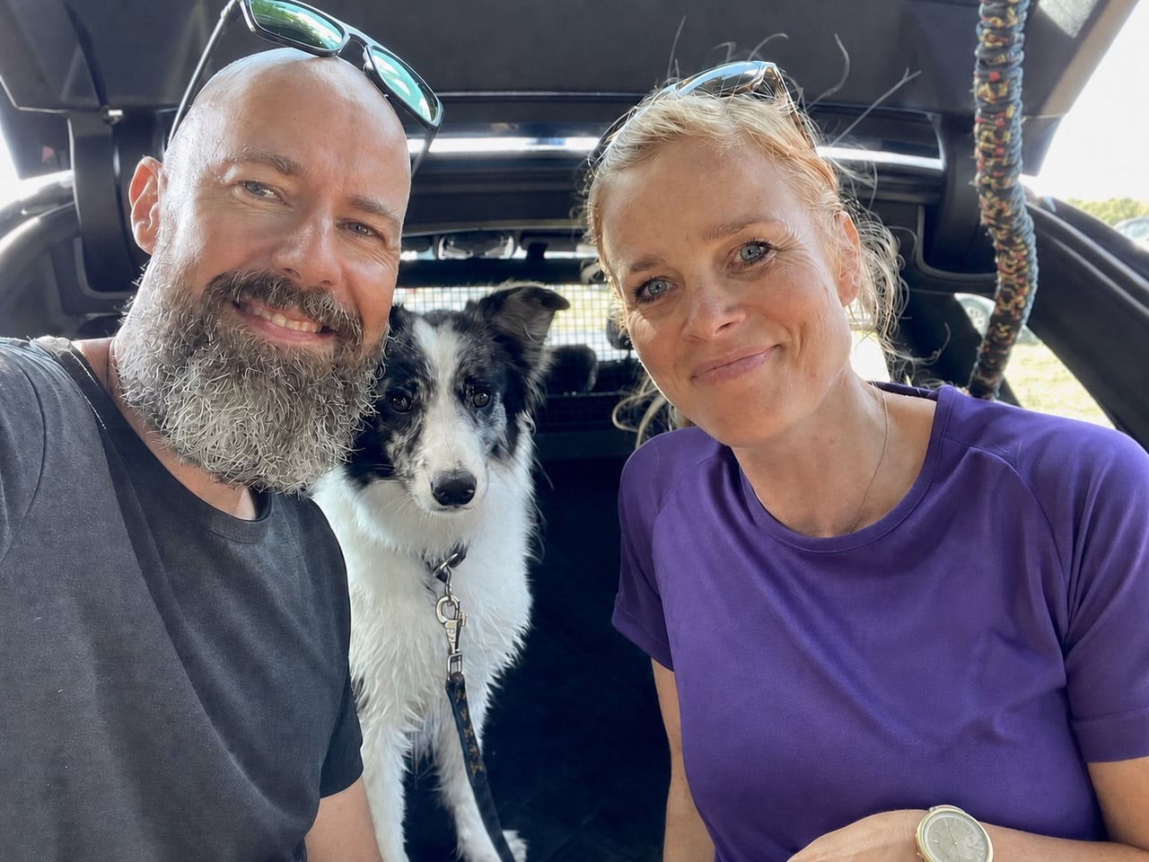 Mads og Dina sammen med Asta, familiens border collie